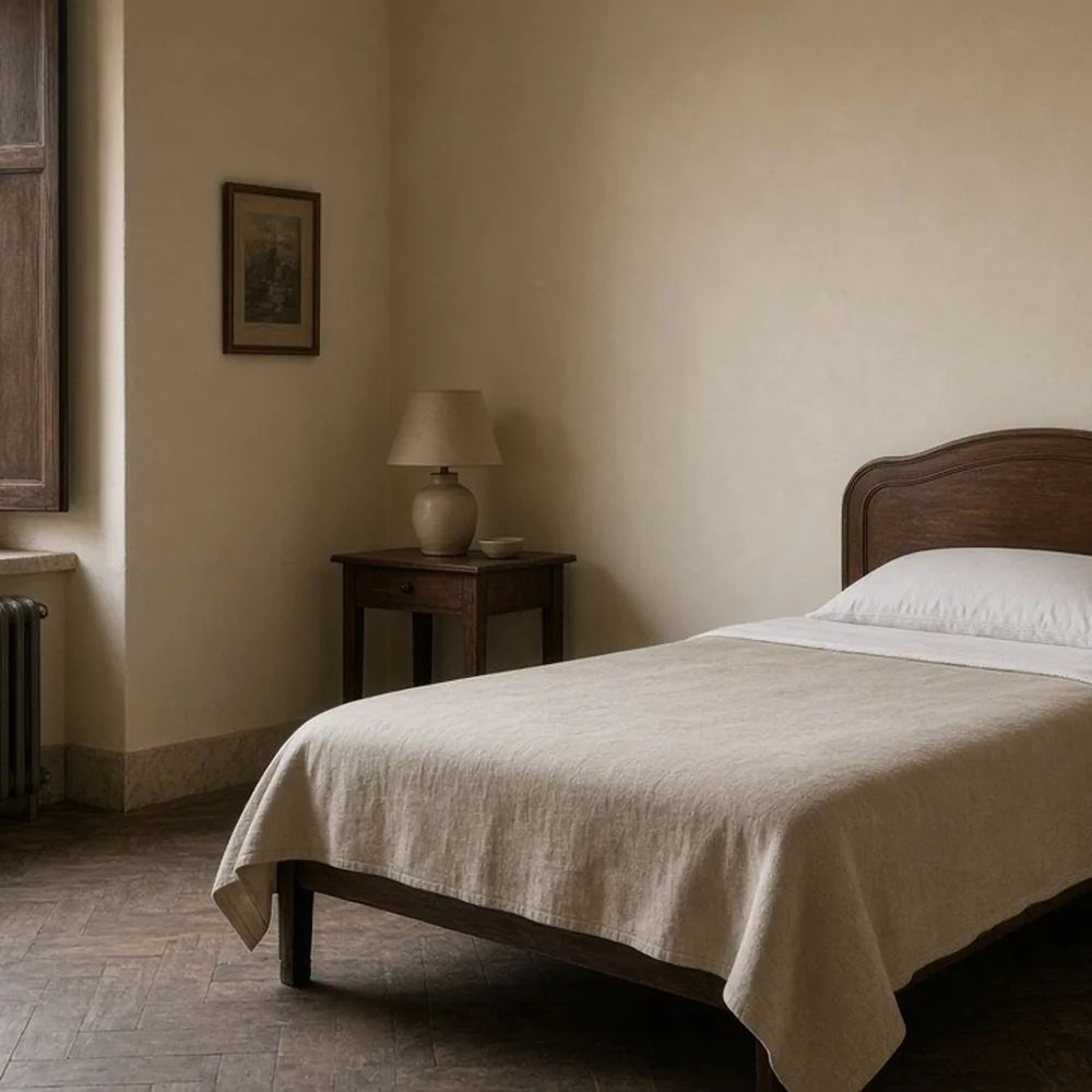 Le stanze dell'alloggio per il personale, letto rifatto e finestra