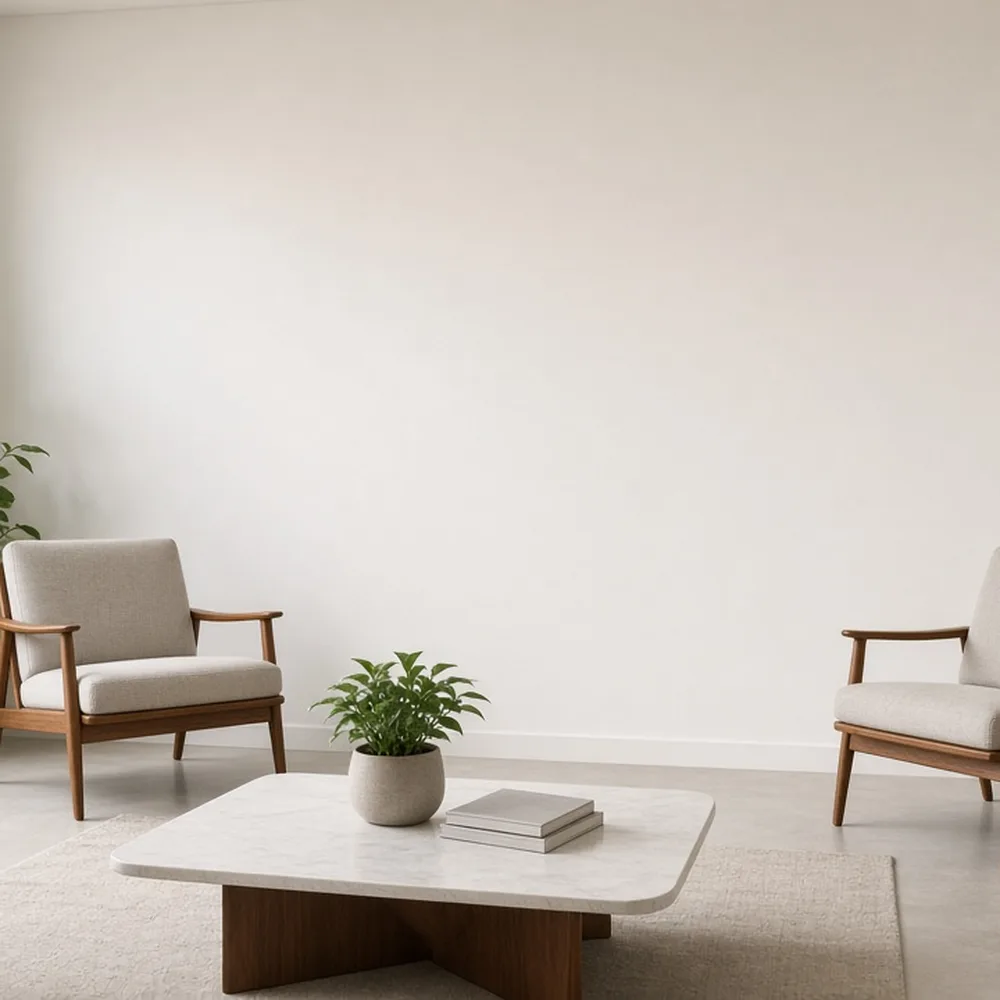 La sala d'attesa dello studio con due poltroncine, una pianta e la luce del mattino